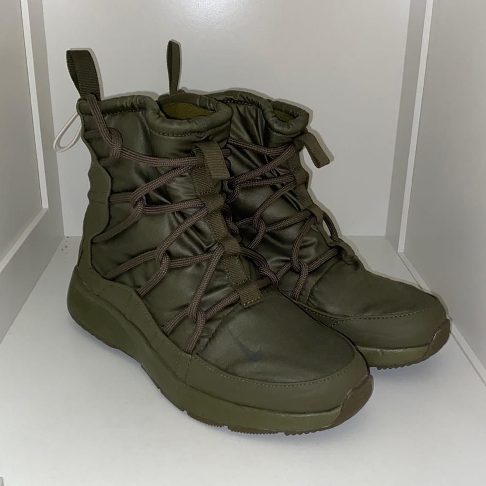 Worn once LIKE NEW Women’s Nike Tanjun High Rise 🥾